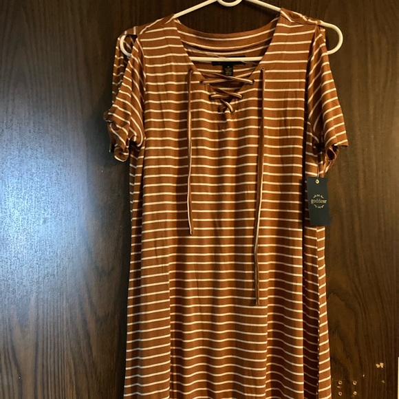 Camel colored lace-up dress - Picture 2 of 2